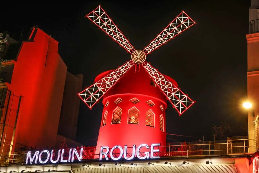 Paris: Night City Tour in a van for up to 7 people - What the private format adds