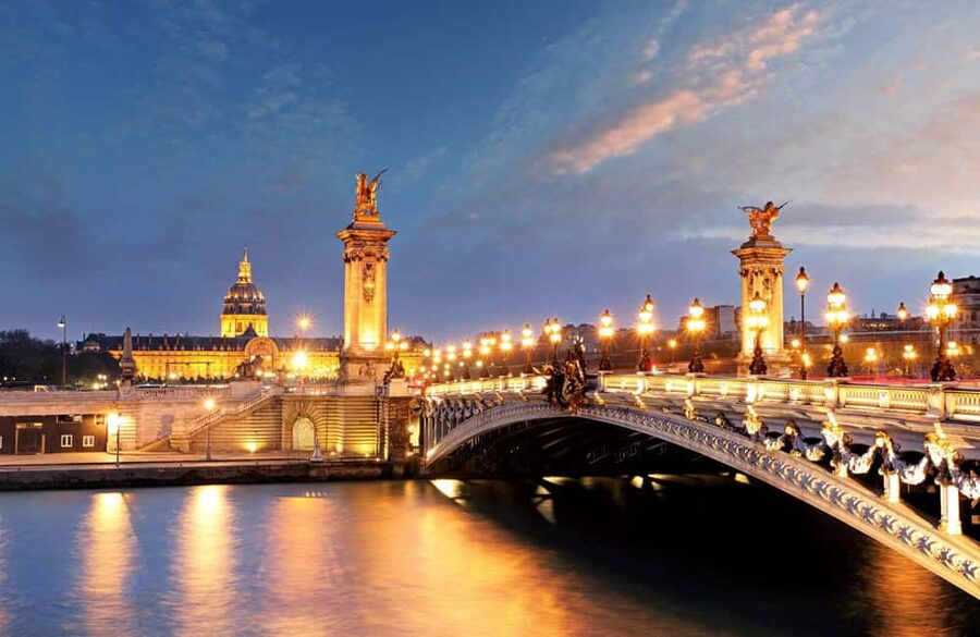 Paris: Night City Tour in a van for up to 7 people - Is $435 a fair price?