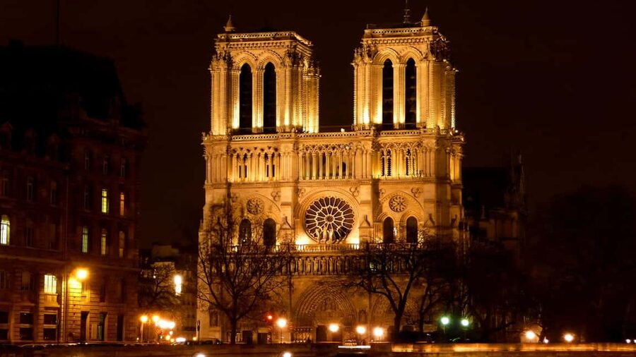 Paris: Night City Tour in a van for up to 7 people - Montmartre, Sacré-Cœur, and Place du Tertre