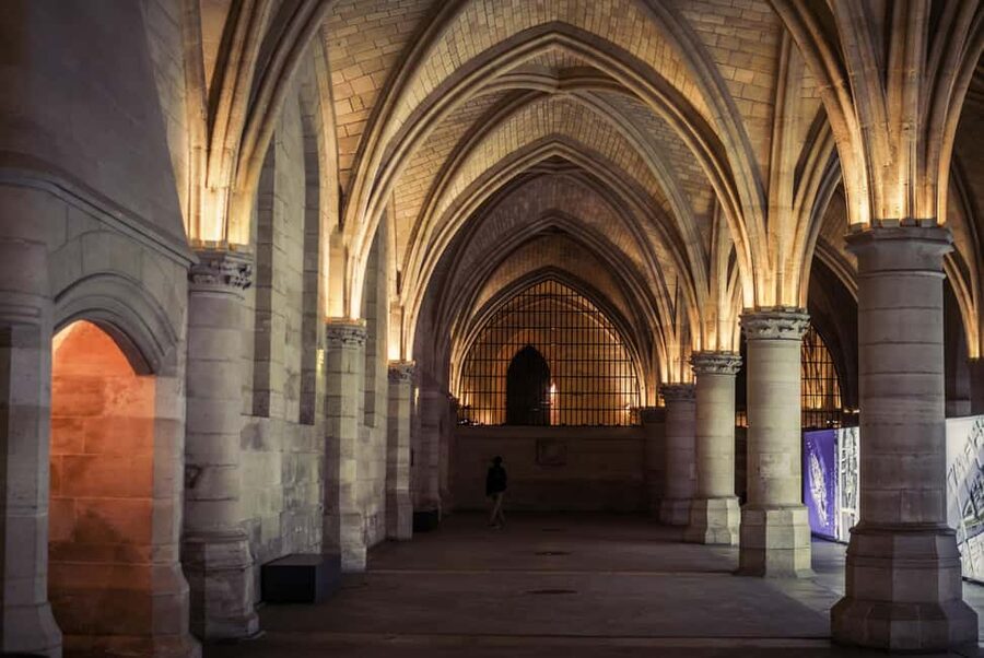Paris: Notre Dame and Île de la Cité Walking Tour - The guides make or break this experience