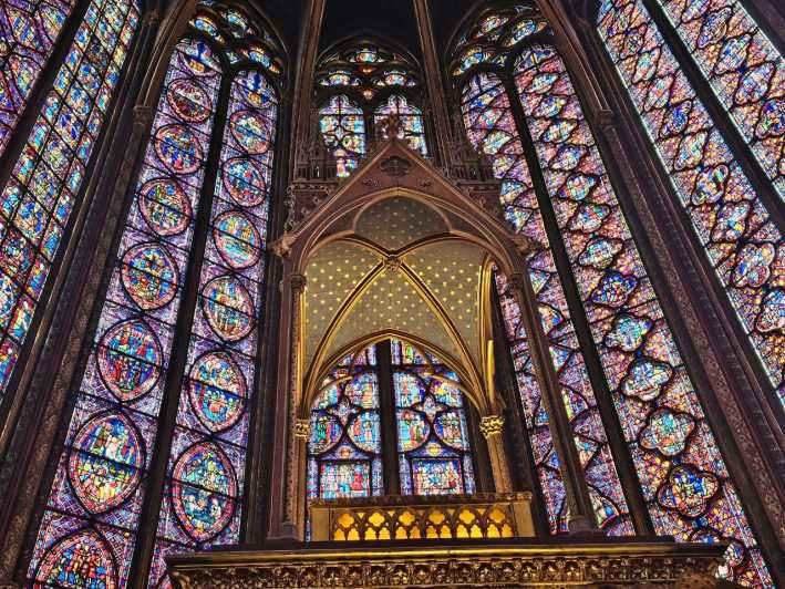 Paris: Notre Dame Outdoor Tour with Sainte-Chapelle / Crypt. - Reading Notre Dame from the square