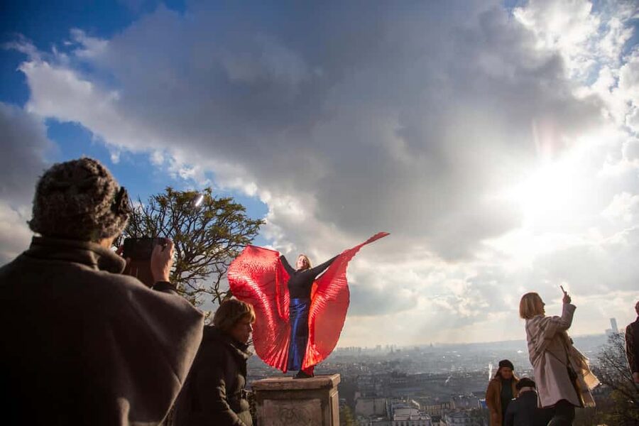 Paris: Opera Singer Guide in Montmartre - Opera, sacred music, and French songs without a microphone