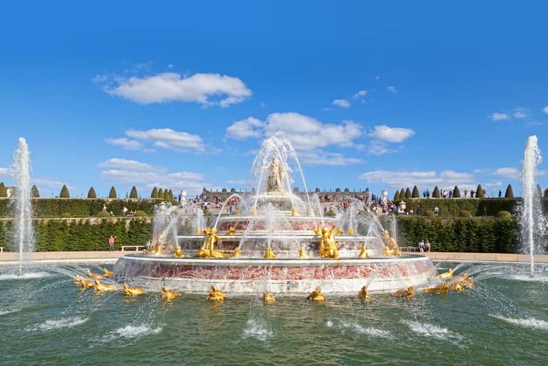 Paris: Palace of Versailles Guided Tour with Bus Transfers - Two hours in the Versailles Gardens