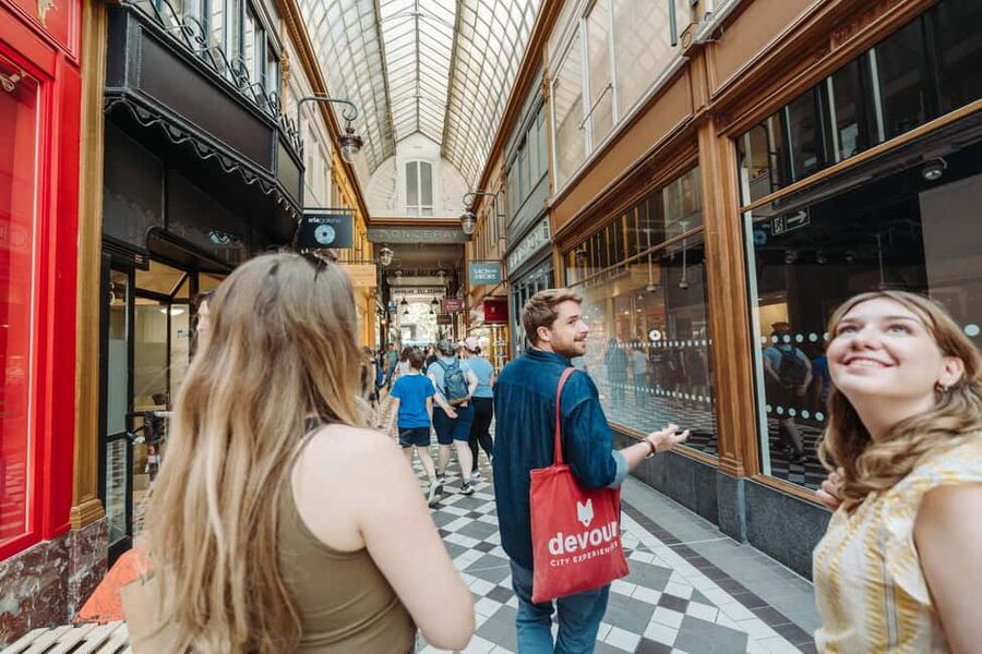 Paris: Pastry & Chocolate Walking Tour with Tastings - A sweet route through central Paris