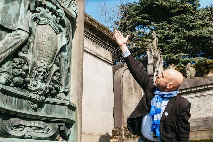 Paris: Pere Lachaise Cemetery Guided Tour - Following the cemetery’s cobbled paths