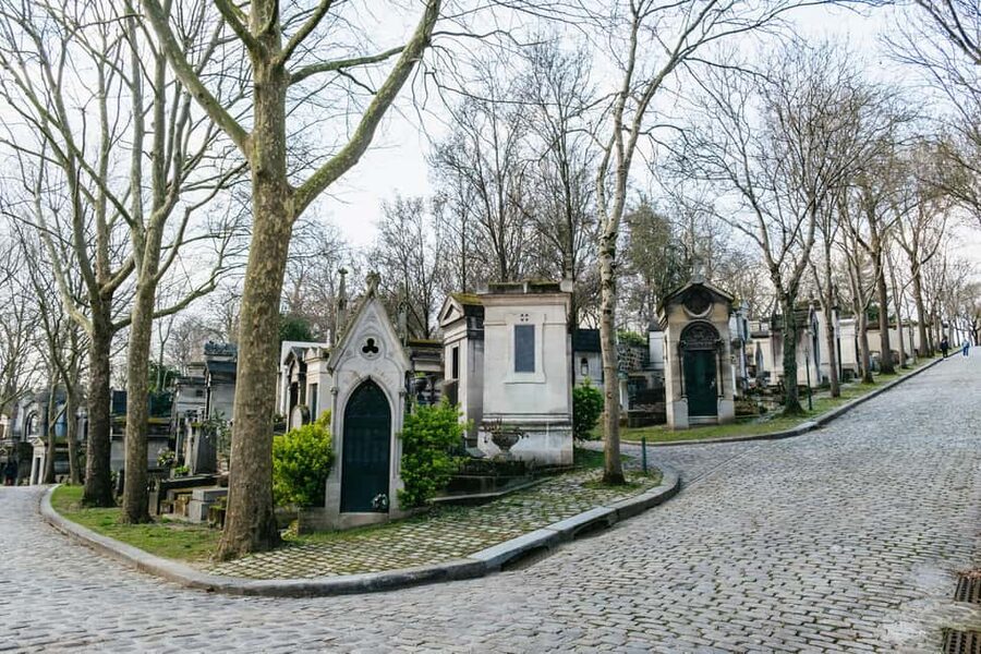Paris: Pere Lachaise Cemetery Guided Tour - Héloïse and Abélard, lovers in stone