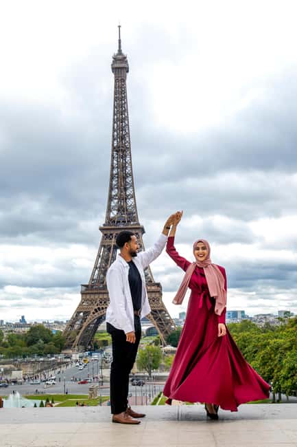 Paris: Photoshoot Around Eiffel Tower with 55 Edited Photos - Pose direction that helps shy people