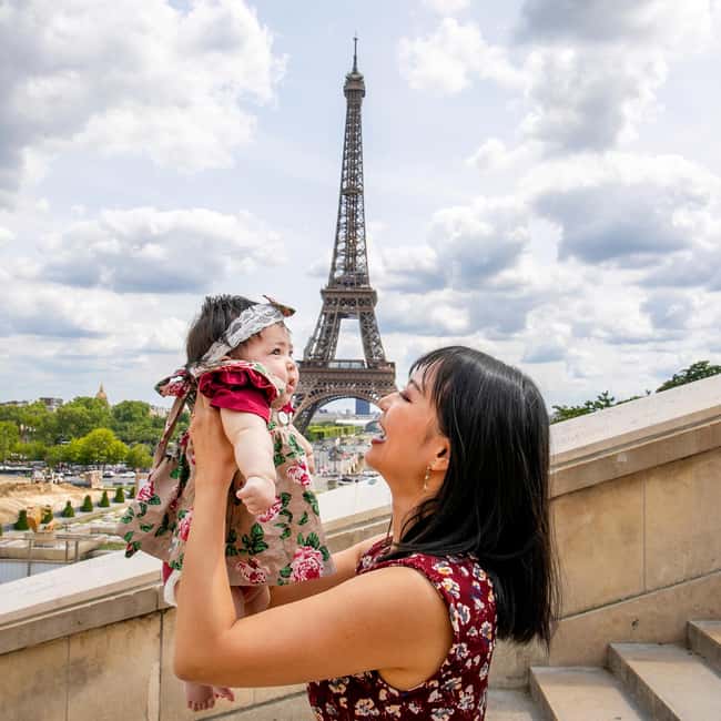 Paris: Photoshoot Around Eiffel Tower with 55 Edited Photos - A useful option for couples and special occasions