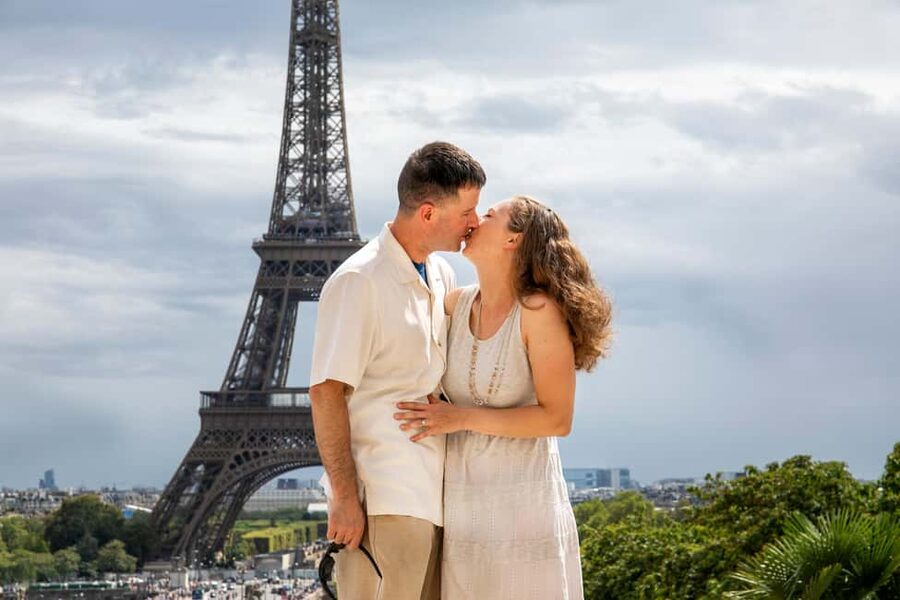 Paris: Photoshoot Around Eiffel Tower with 55 Edited Photos - The 55 edited photos and 48-hour delivery