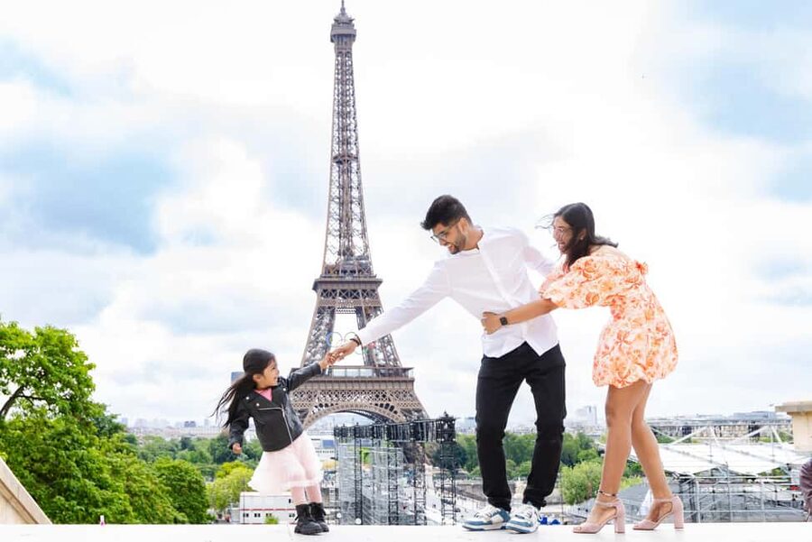 Paris: Premium Photoshoot with Iconic Eiffel Tower Views - How the posing guidance works