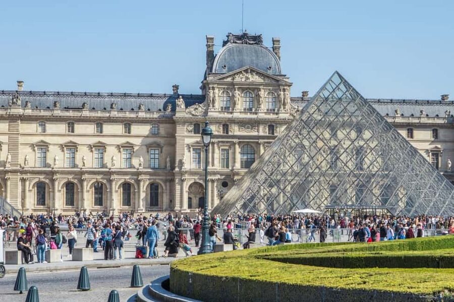 Paris: Priority Access Louvre with Host -Direct to Mona Lisa - Exploring the Louvre at your own pace