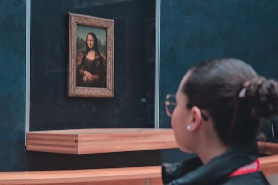 Paris: Priority Access Louvre with Host -Direct to Mona Lisa - The hosts can shape the day