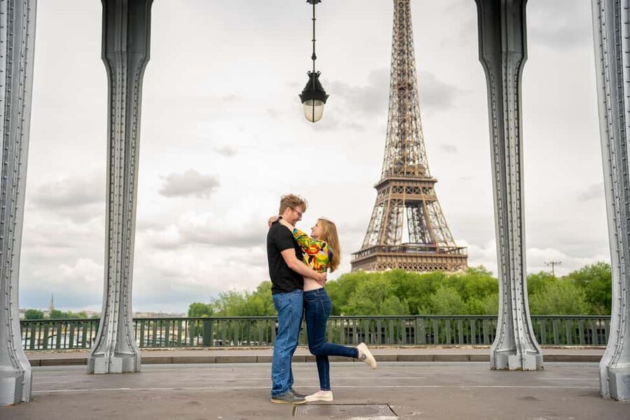 Paris: Private Photoshoot at the Eiffel Tower - Who should book this Eiffel Tower photoshoot?