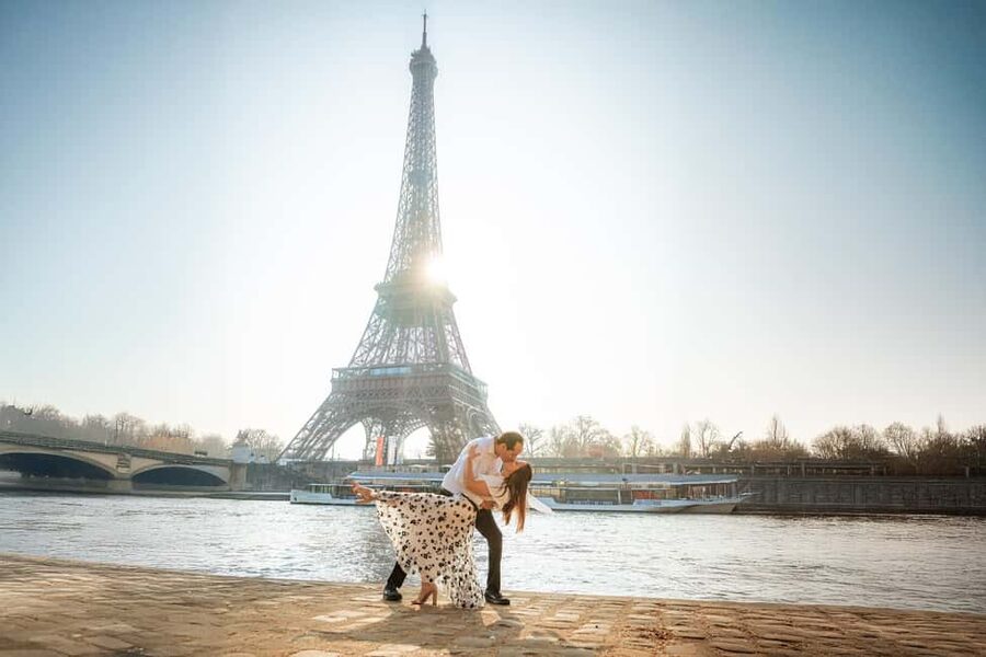 Paris: Professional Photoshoot with the Eiffel Tower - Shared or private: which option makes sense?