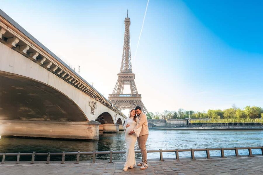 Paris: Professional Photoshoot with the Eiffel Tower - Posing help for people who feel awkward