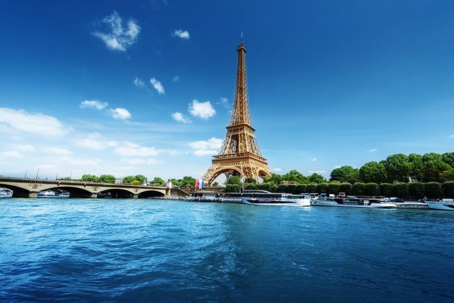 Paris: Romantic Cruise with 3-course Dinner on Seine River - The three-course meal and service