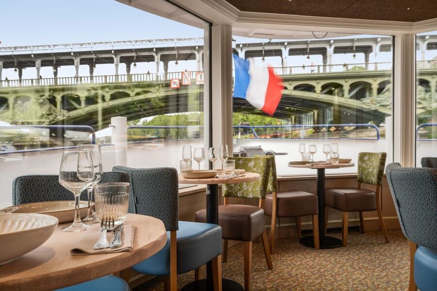 Paris: Romantic Cruise with 3-course Dinner on Seine River - Practical details that affect the evening