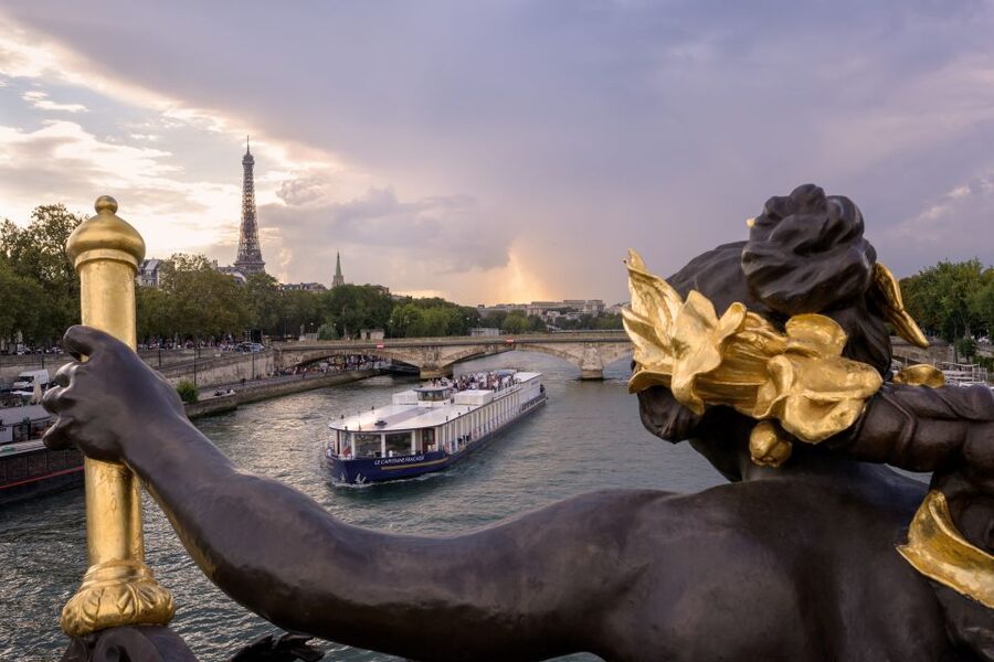 Paris: Romantic Cruise with 3-course Dinner on Seine River - Should you book this Seine dinner cruise?