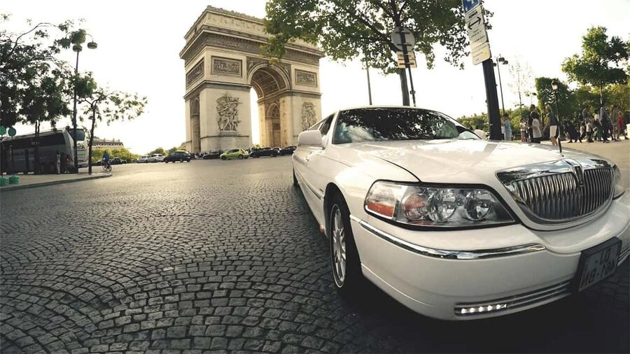 Paris: Romantic Limousine Tour - Following the central Paris route