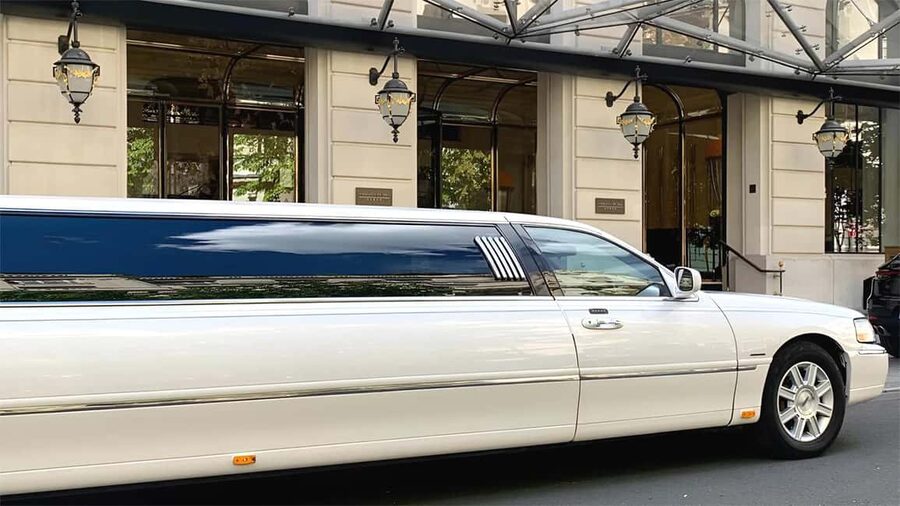 Paris: Romantic Limousine Tour - What the limousine provides inside