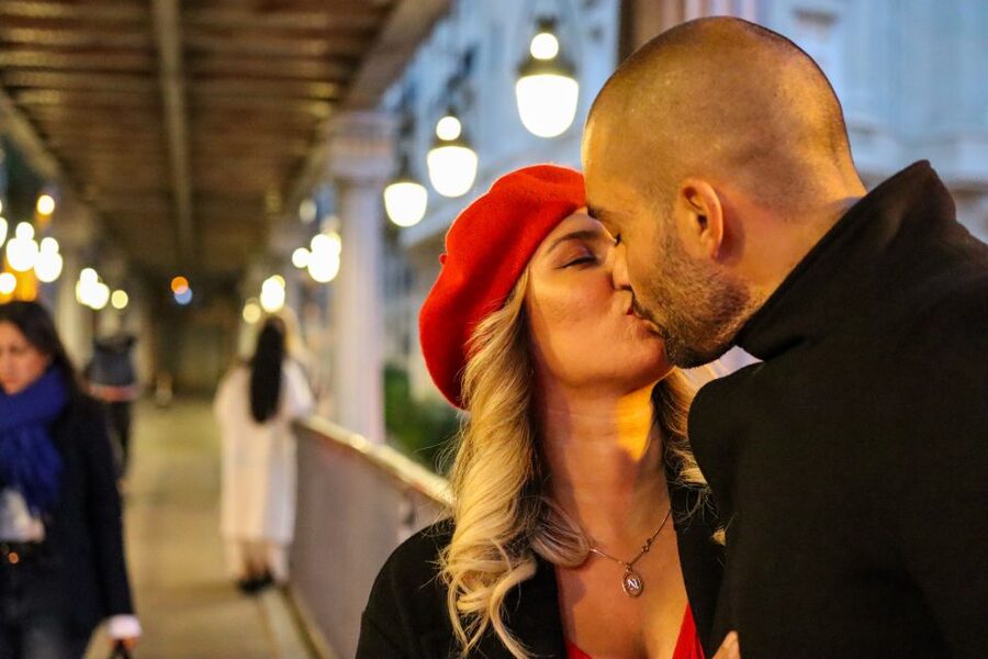 Paris: Romantic Photoshoot for Couples - Meeting at 8 Port de Suffren