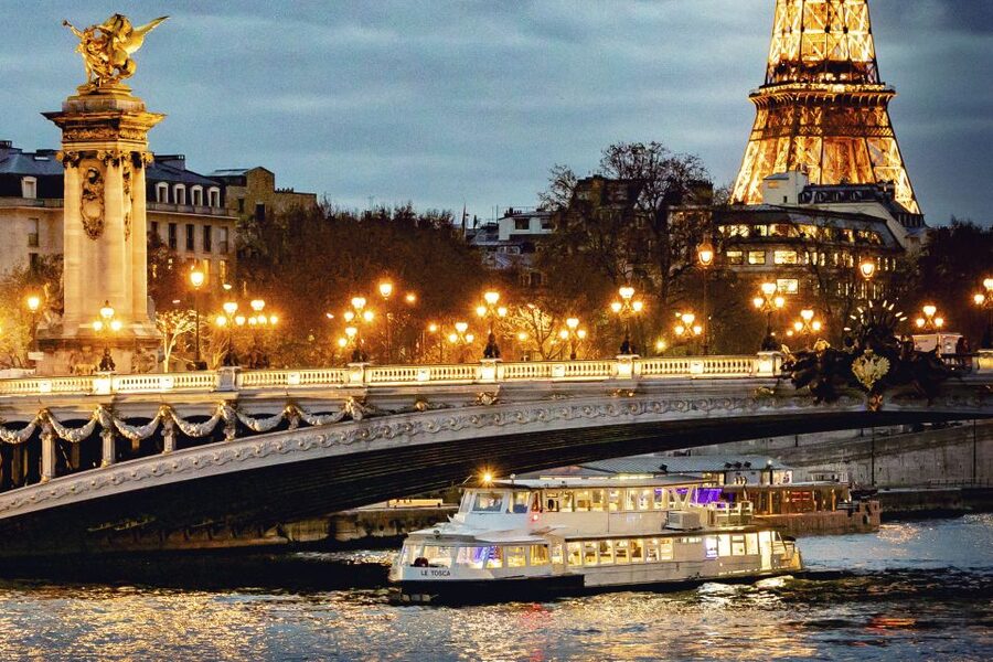 Paris: Seine Dinner Cruise from Eiffel Tower/Liberty Statue - The three-course dinner and what to expect