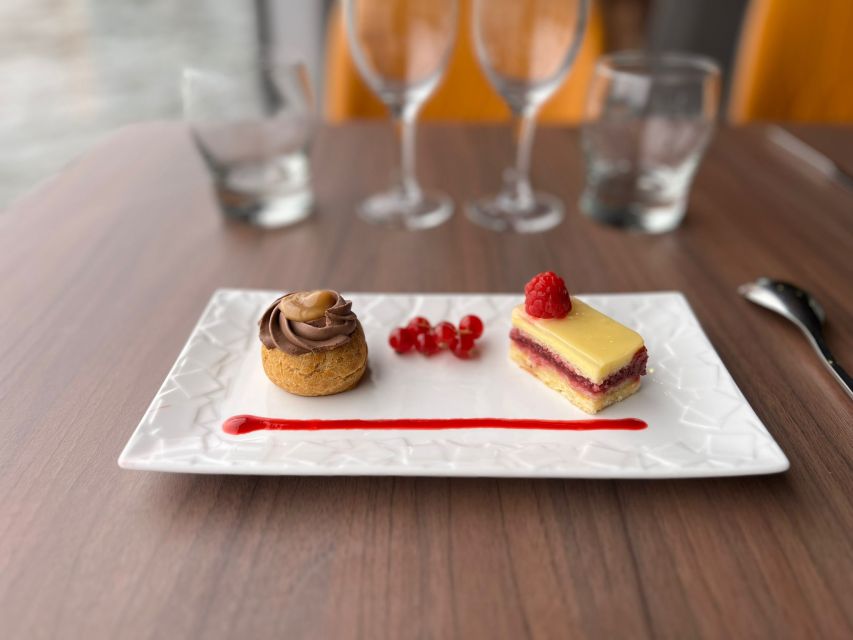 Paris: Seine River Bistronomic Dinner Cruise - What the 90-minute route shows you