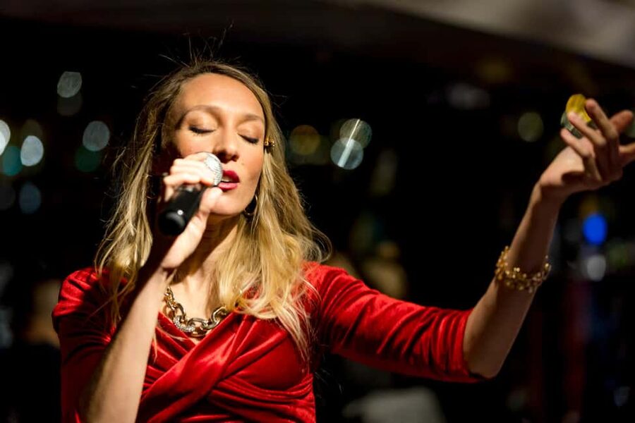 Paris: Seine River Champagne Dinner Cruise with Live Music - Live music instead of a running commentary
