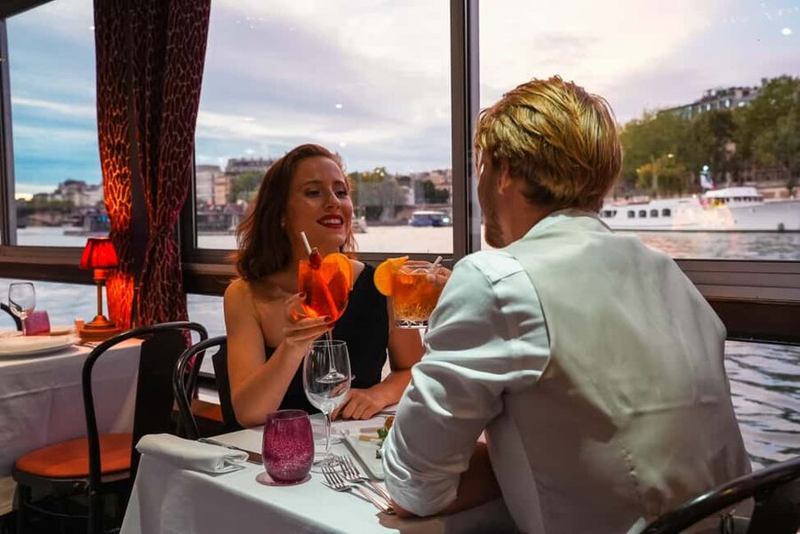 Paris: Seine River Cruise with 3-Course Dinner & Live Music - Following the Seine from the Louvre to the Eiffel Tower