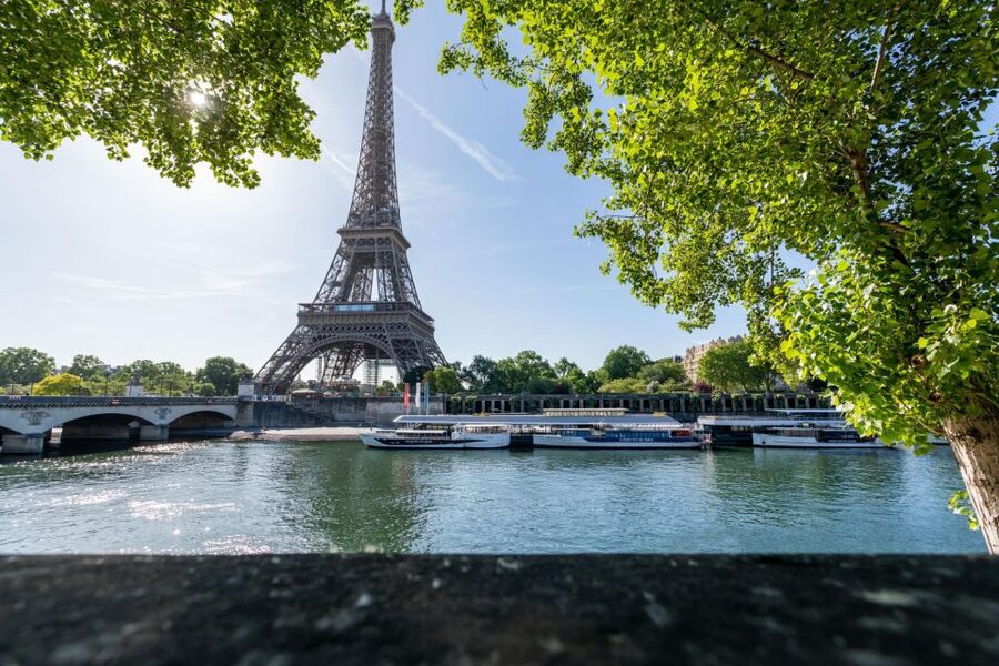 Paris: Seine River Cruise with a Live Guide - Place de la Concorde, Grand Palais, and the return