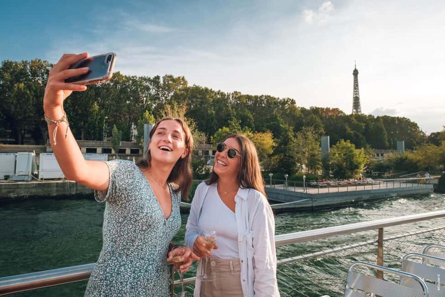 Paris: Seine River Cruise with Champagne from Eiffel Tower - Musée d’Orsay and the Left Bank view