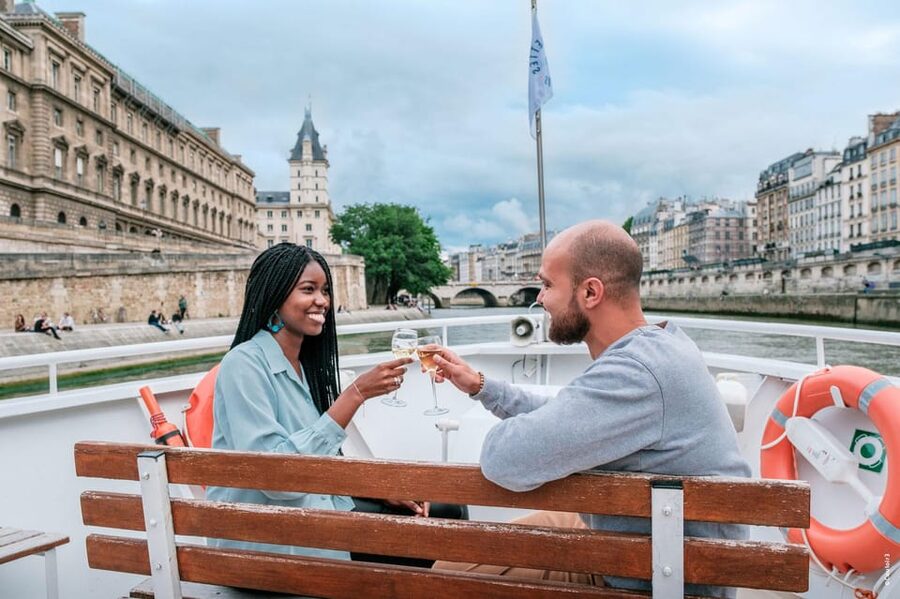 Paris: Seine River Cruise with Champagne from Eiffel Tower - When to go and where to sit