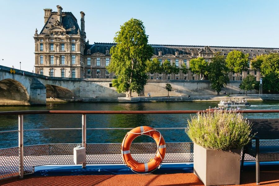 Paris: Seine River Panoramic Views Dinner Cruise - Why this Seine dinner cruise works so well at night