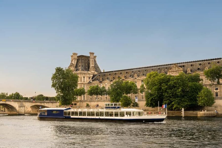 Paris: Seine River Panoramic Views Dinner Cruise - Boarding at Île aux Cygnes near Pont de Bir-Hakeim