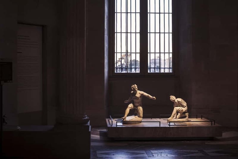Paris: Skip-the-Line Louvre Highlights Tour with Mona Lisa - Finding the guide at the Arc du Carrousel