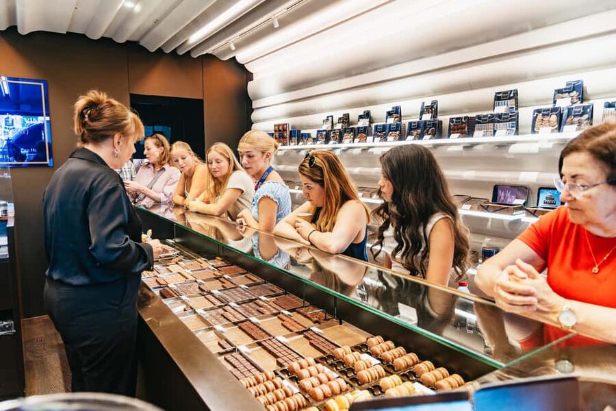 Paris: Walking Food Tour with Cheese, Wine and Delicacies - Why the small group changes the experience