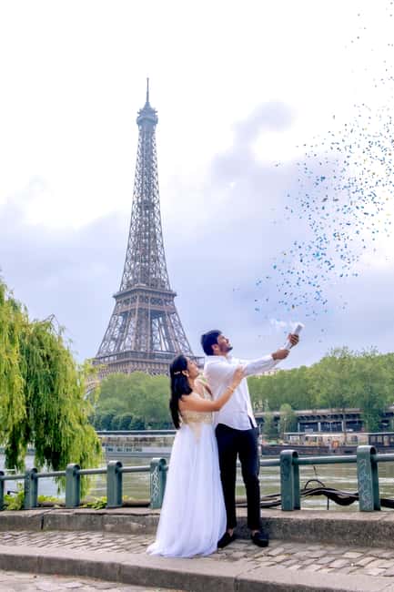 Photo session for couples with flowers around Eiffel tower - Why Trocadéro works so well for couple portraits