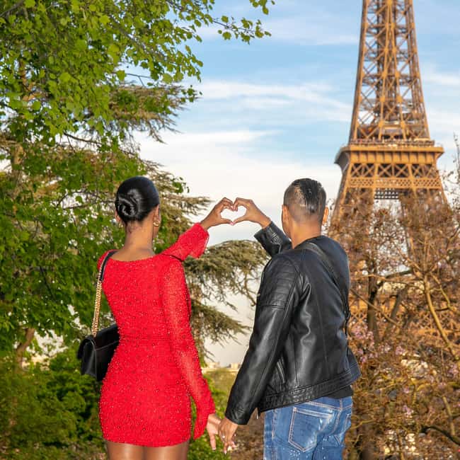 Photo session for couples with flowers around Eiffel tower - Languages and group format