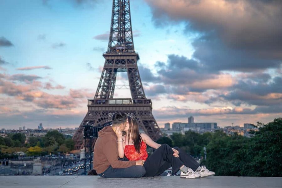 Photo session for couples with flowers around Eiffel tower - Posing help makes the session easier