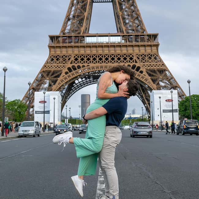 Photo session for couples with flowers around Eiffel tower - What the photo delivery includes