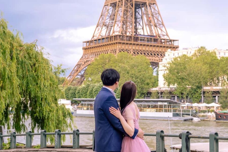 Photo session for couples with flowers around Eiffel tower - Is $165 good value for a couple?