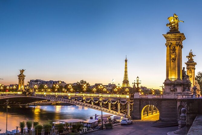 Seine River Dinner Cruise with Live Singer by VIP Yacht de Paris - Live music and the onboard atmosphere