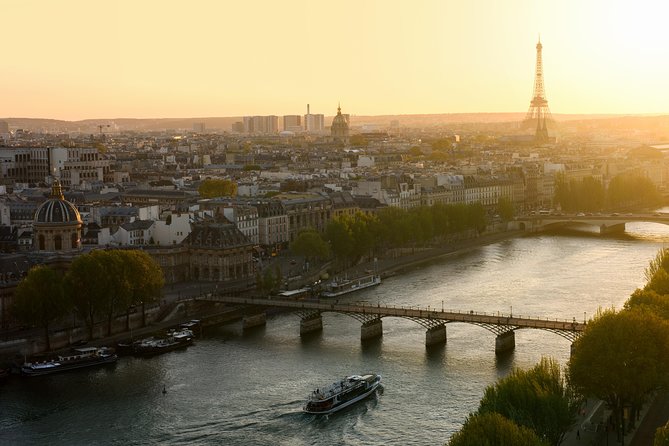 Seine River Guided Cruise by Vedettes de Paris - Choosing between the lower deck and open top