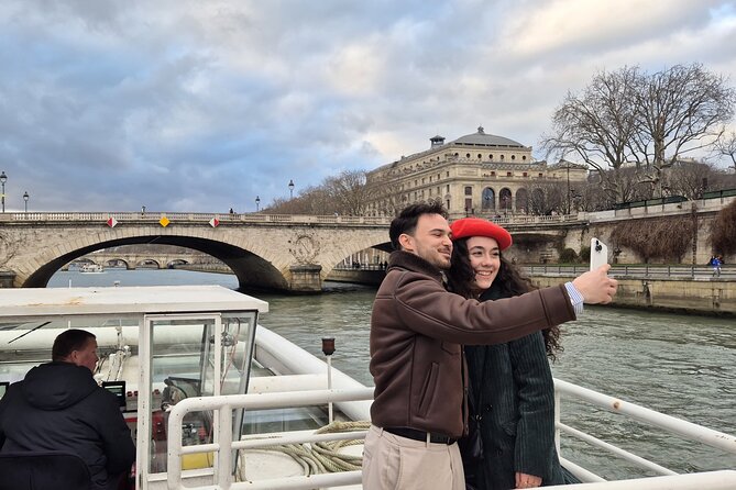 Seine River Sightseeing Guided Cruise by Vedettes du Pont Neuf - Finding Pont Neuf and Square du Vert-Galant
