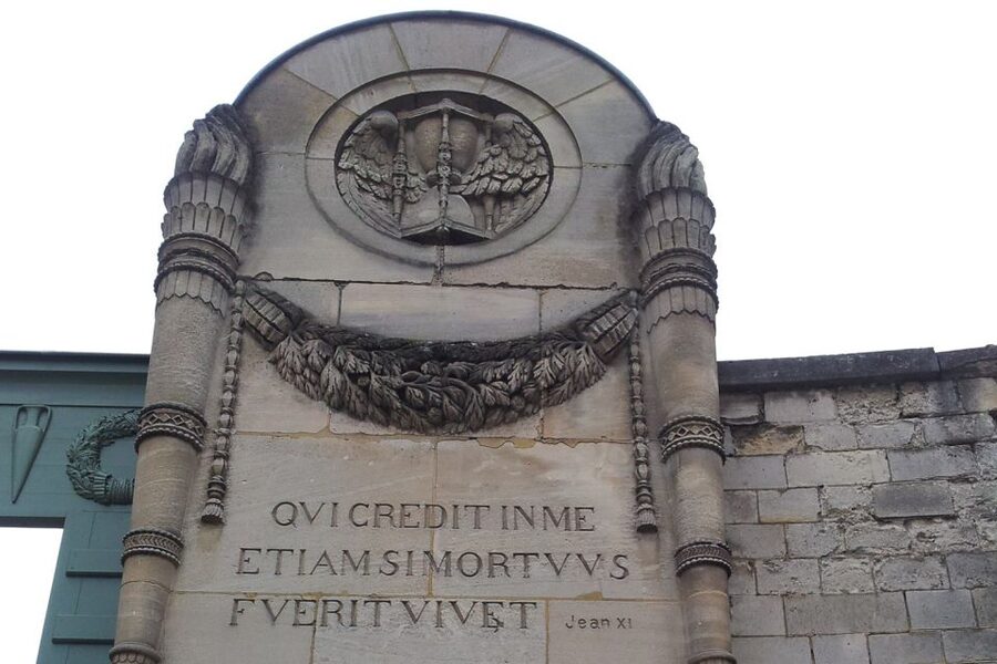 The Père Lachaise Cemetery: Guided 2-Hour Small-Group Tour - Famous graves, from Chopin to Jim Morrison