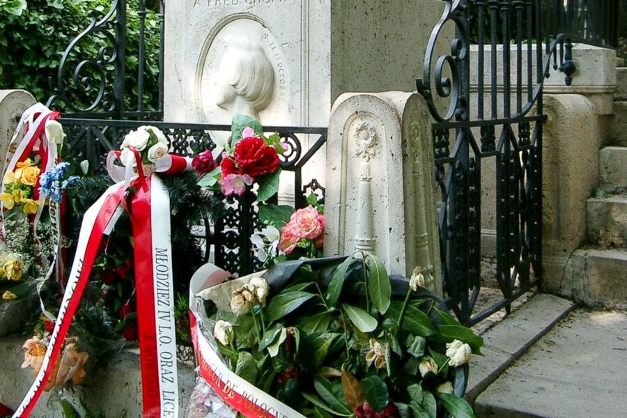 The Père Lachaise Cemetery: Guided 2-Hour Small-Group Tour - Architecture, sculpture, and memorial design