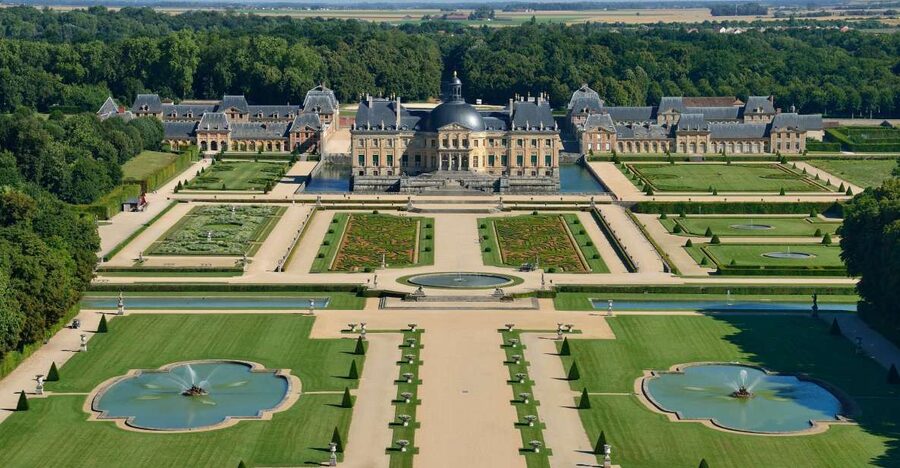 Vaux le Vicomte Chateau Entry Ticket and Chateaubus Transfer - Riding the Chateaubus to the estate
