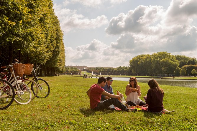 Versailles Bike Tour with Market, Gardens & Guided Palace Tour - Starting at the château and setting the scene