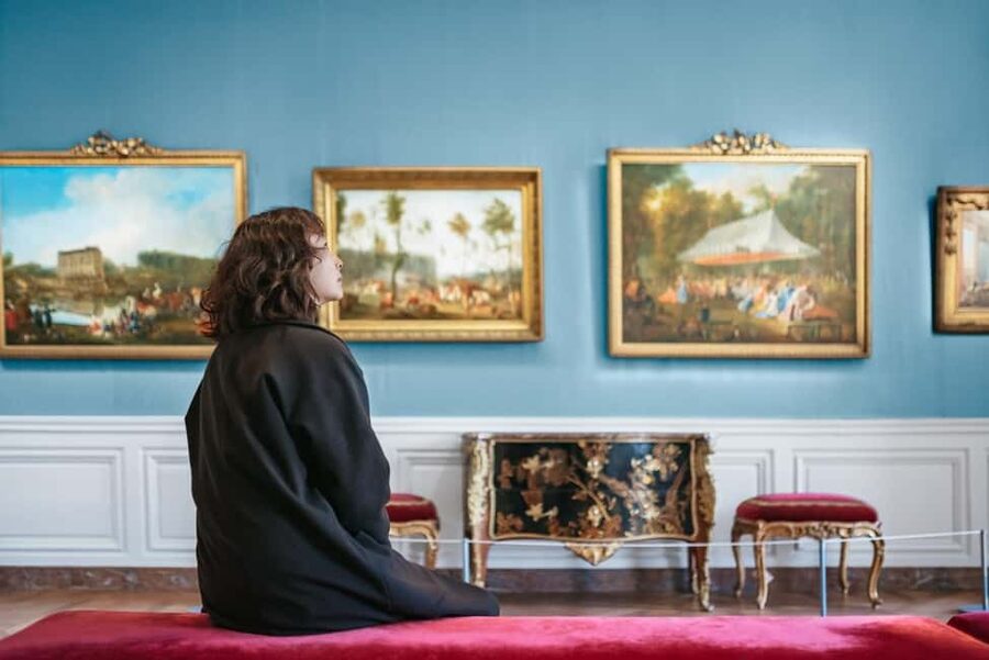 Versailles: Entry ticket & Private Apartments VIP Tour - Priority entry at the Honour Gate