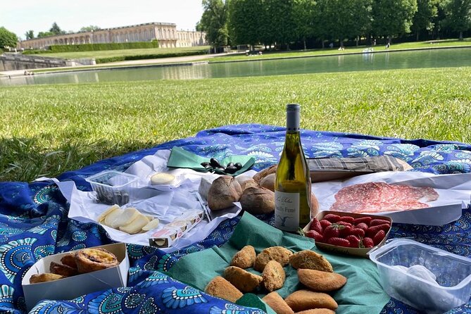 Versailles Full-Day Electric Bike Tour : Market, Picnic & Palace - Choosing lunch at Place du Marché Notre Dame